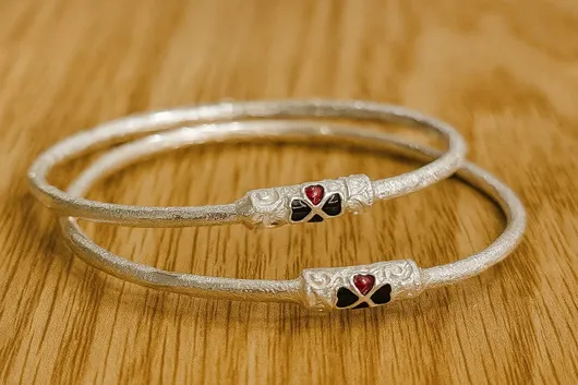 Elegant Design Silver Bangle