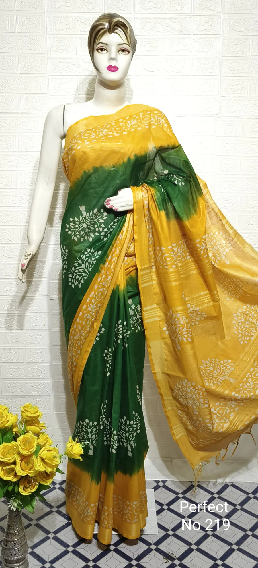 Elegant Cotton Slub Saree with Intricate Batik Print