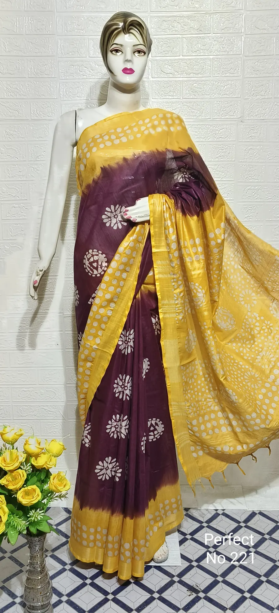Elegant Cotton Slub Saree with Intricate Batik Print